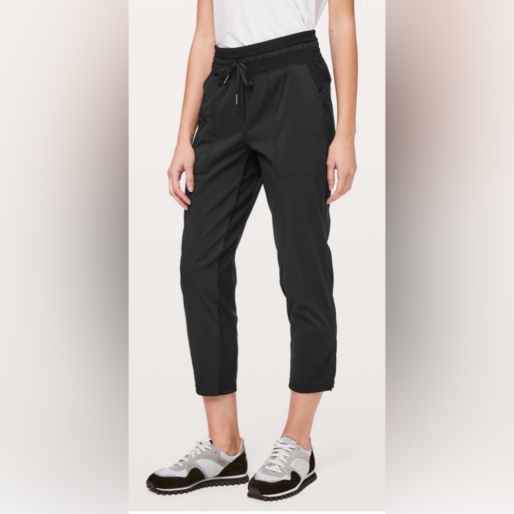 Lululemon Dance Studio Pants 7/8 Black Cinch‎ able Cuffs size 2